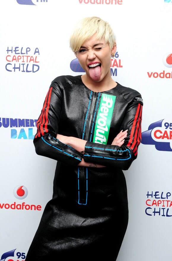 Miley Cyrus dans les coulisses du Capital FM Summertime Ball à Wembley. Londres, le 21 juin 2014.