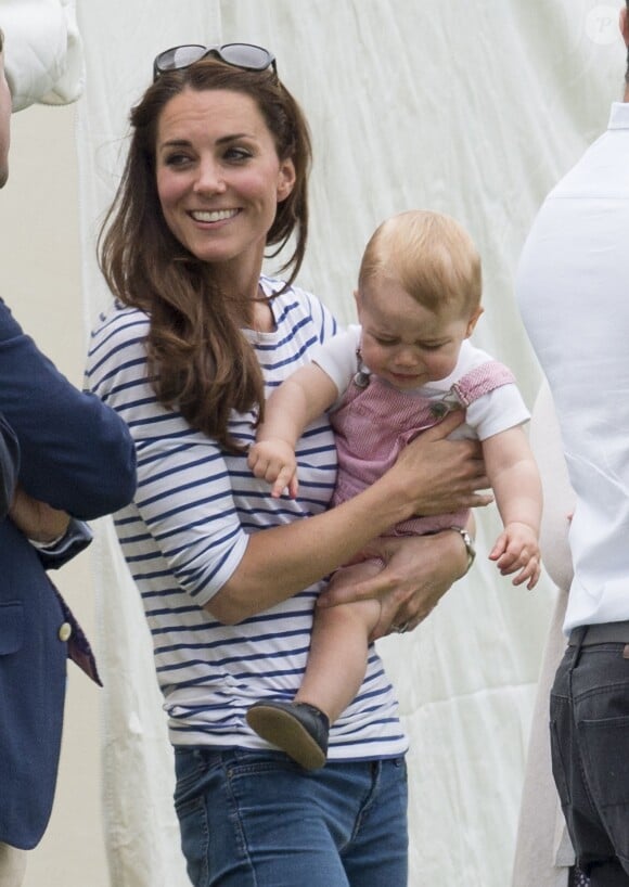Kate Middleton, la duchesse de Cambridge et son fils le prince George encouragent le prince William et le prince Harry lors du match d'un polo à Windsor, le 15 juin 2014.