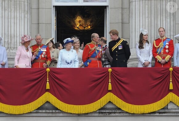 Camilla Parker Bowles, la duchesse de Cornouailles, le prince Charles, la princesse Eugenie d'York, la princesse Anne, Vice Amiral Timothy Laurence, la reine Elisabeth II, la comtesse de Wessex, le prince Andrew, le prince Edouard, comte de Wessex, le prince Philip, duc d'Edimbourg, le prince Harry, Kate Middleton, la duchesse de Cambridge, le prince William - La famille royale britannique réunie pour présider le traditionnel Trooping the Colour à Londres, le 14 juin 2014.
