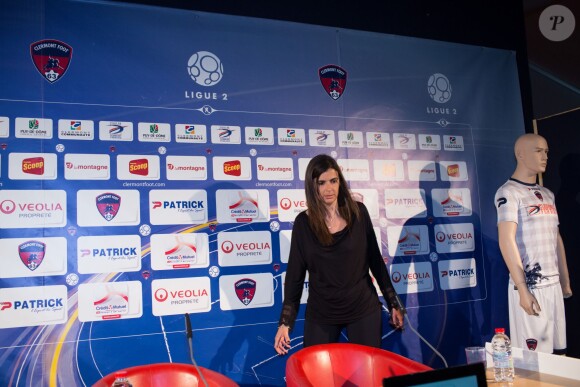 Helena Costa aurait dû être la première femme à prendre la tête d'un club pro de foot, ici lors de sa première conférence de presse après l'annonce de sa nomination à la tête du Clermont Foot 63, le 22 mai 2014 à Clermont-Ferrand