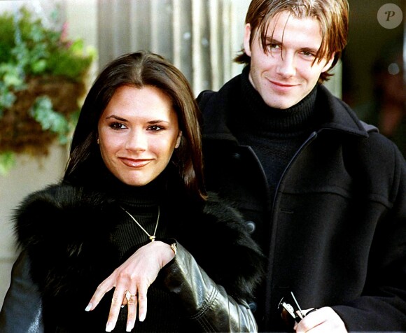 Victoria Adams et David Beckham annoncent leurs fiançailles en 1998