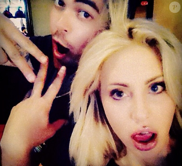 Chloe Lattanzi, fille d'Olivia Newton-John, est une grande amatrice des selfies sulfureux qu'elle publie à foison sur les réseaux sociaux et principalement sur Instagram.