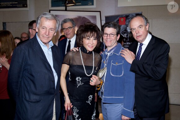 Exclusif - Lady Linda Wong Davies, entourée de Constantin Costa-Gavras et Frédéric Mitterrand - Présentation de la version remasterisée du film "La Divine" à la Cinémathèque française à Paris, le 24 juin 2014.