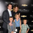  Mark Wahlberg avec sa femme Rhea et leurs enfants Ella, Michael et Brendan (la petite Grace n'est pas l&agrave;), lors de l'avant-premi&egrave;re &agrave; New York de Transformers - l'Age de l'extinction, le 25 juin 2014 