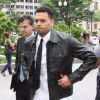 Chris Brown, tout de noir et blanc vêtu, arrive au tribunal de Washington D.C. Le 25 juin 2014.