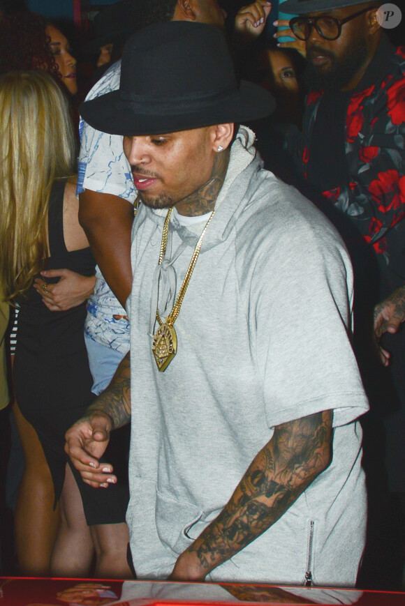 Chris Brown quitte le Hooray Henry's à Los Angeles. Le 21 juin 2014.