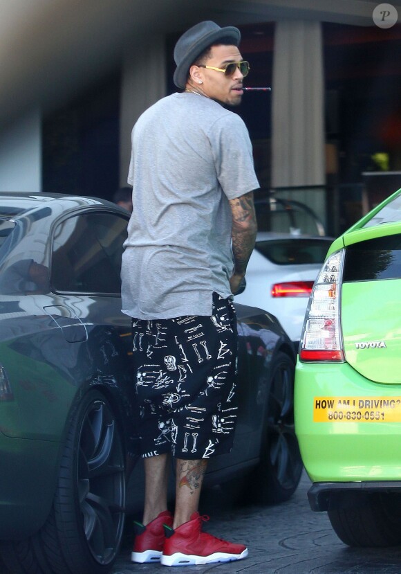 Exclusif - Chris Brown quitte l'hôtel SLS à Beverly Hills. Le 20 juin 2014.