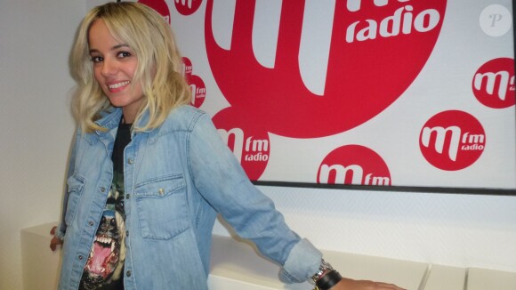 Alizée dans les studios d'MFM Radio le 28 juin 2014.