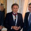 Didier Reynders, Michel Drucker et Eddy Merckx, à l'occasion de la cérémonie de remise des insignes de commandeur de l'Ordre de la Couronne à Michel Drucker au palais d'Egmont à Bruxelles le 27 juin 2014. 