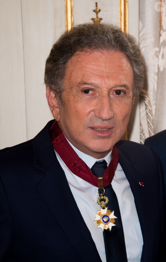 L'animateur Michel Drucker, élevé au rang de commandeur de l'Ordre de la Couronne lors d'une cérémonie qui a eu lieu au palais d'Egmont à Bruxelles le 27 juin 2014.