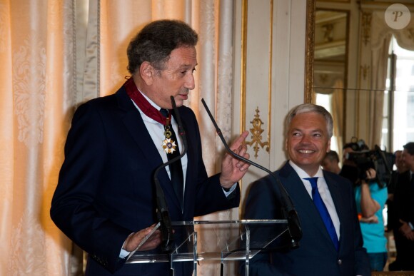 Didier Reynders (Vice-Premier Ministre et Ministre des Affaires étrangères), Michel Drucker - Michel Drucker élevé au rang de commandeur de l'Ordre de la Couronne lors d'une cérémonie qui a eu lieu au palais d'Egmont à Bruxelles le 27 juin 2014 27/06/2014 - Bruxelles