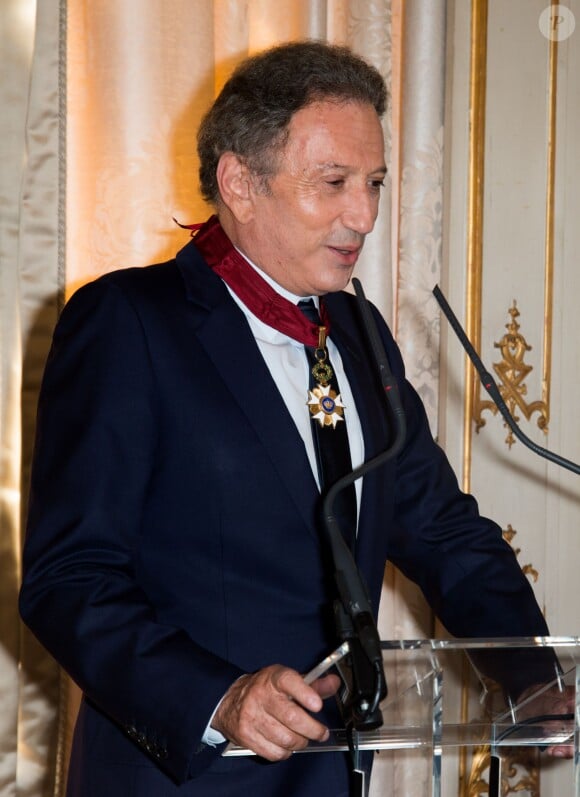 Michel Drucker, élevé au rang de commandeur de l'Ordre de la Couronne lors d'une cérémonie qui a eu lieu au palais d'Egmont à Bruxelles le 27 juin 2014.