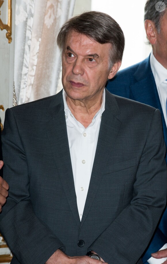 Salvatore Adamo, à l'occasion de la cérémonie de remise des insignes de commandeur de l'Ordre de la Couronne à Michel Drucker au palais d'Egmont à Bruxelles le 27 juin 2014.