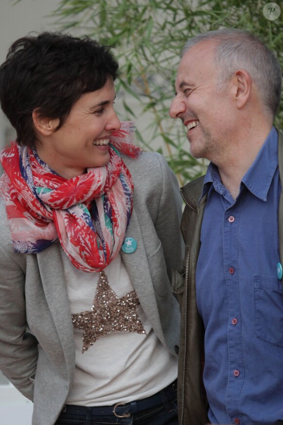 Églantine Éméyé et son ami Richard Poisso, au 2e Trophée de la Pétanque Gastronomique à Paris, le 27 juin 2014.