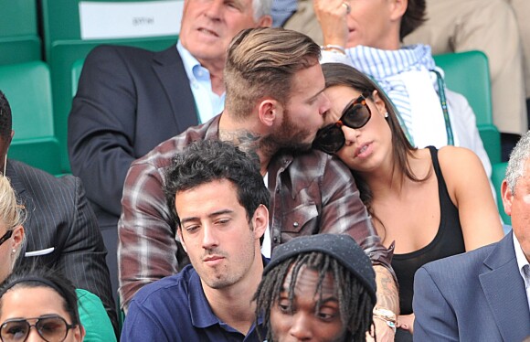M. Pokora et sa petite amie Scarlett Baya dans les tribunes de Roland Garros. Paris, le 2 juin 2014.
