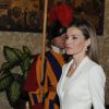 La reine Letizia d'Espagne dans les couloirs de la cité pontificale au Vatican lors de sa visite au pape François le 30 juin 2014