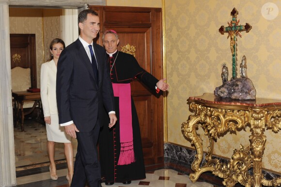 Le roi Felipe VI, la reine Letizia d'Espagne et Mgr George Gänswein au Vatican, le 30 juin 2014