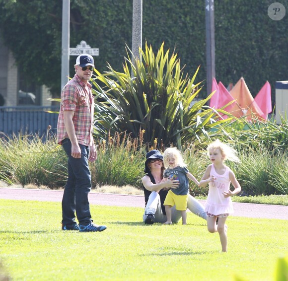 Eric Dane et sa femme Rebecca Gayheart se sont amusés avec leurs filles Billie Beatrice Dane et Georgia Dane au parc à Los Angeles, le 28 juin 2014