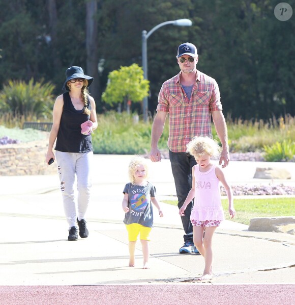 Eric Dane et Rebecca Gayheart se sont amusés avec leurs deux filles Billie Beatrice Dane et Georgia Dane au parc à Los Angeles, le 28 juin 2014
