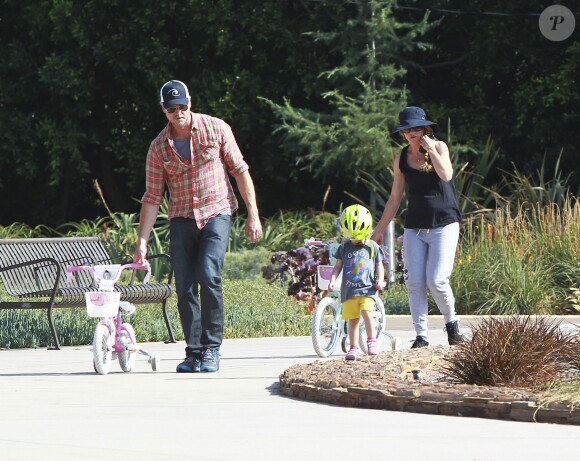 L'acteur Eric Dane et Rebecca Gayheart se sont amusés avec leurs filles Billie Beatrice Dane et Georgia Dane au parc à Los Angeles, le 28 juin 2014