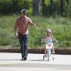 Eric Dane et Rebecca Gayheart se sont amusés avec leurs filles Billie Beatrice Dane et Georgia Dane au parc à Los Angeles, le 28 juin 2014
