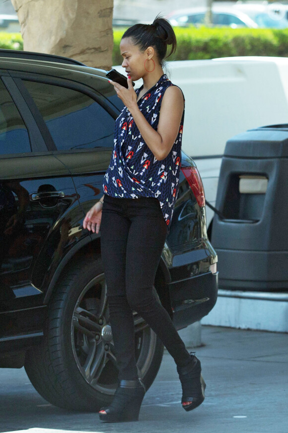 Exclusif - Zoe Saldana prend de l'essence à Santa Monica, le 16 juin 2014.