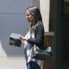 Exclusif - Zoe Saldana sort de son hôtel avec son chien pour se rendre dans un salon de manucure à Beverly Hills, le 13 juin 2014.