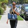 Zoe Saldana se cache le ventre avec son sac à main, Los Angeles, le 29 juin 2014.