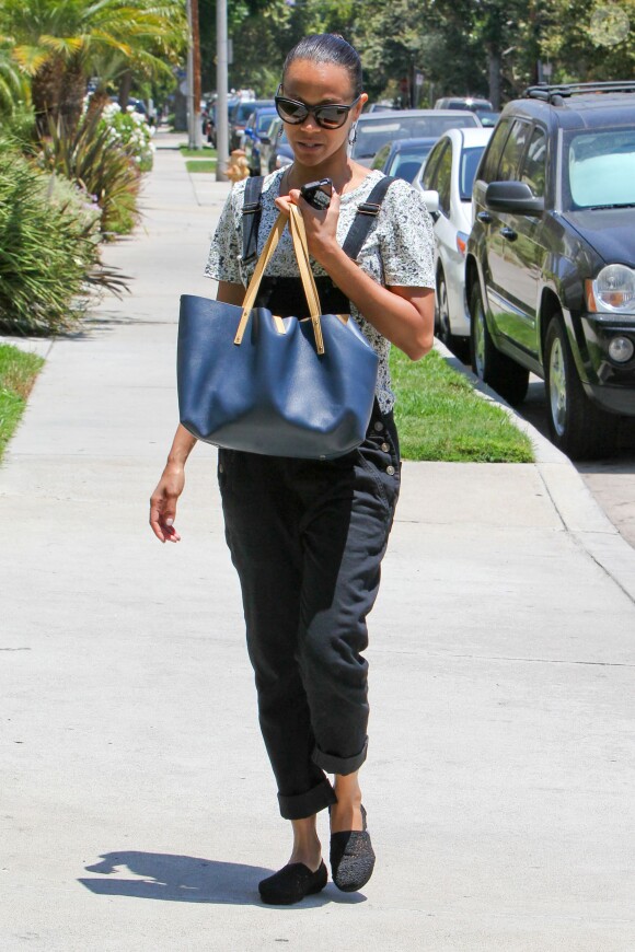 Zoe Saldana se cache le ventre avec son sac à main, Los Angeles, le 29 juin 2014.