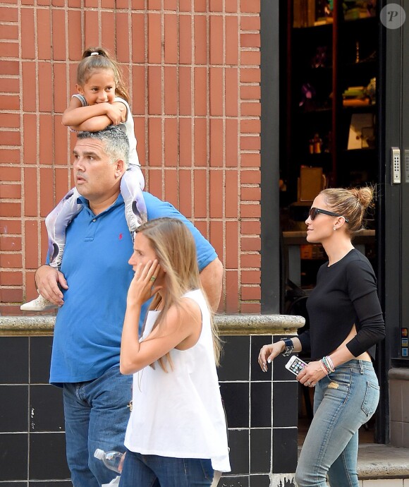 Grande balade familiale pour Jennifer Lopez et ses jumeaux Max et Emme qui ont fait le show dans la rue. La star s'est promenée avec ses bambins dans les rues de New York le 30 juin 2014