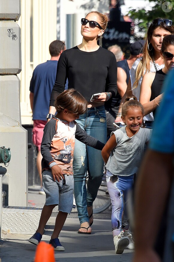 Grande balade familiale pour la bomba latina Jennifer Lopez et ses jumeaux Max et Emme. La star s'est promenée avec ses bambins dans les rues de New York le 30 juin 2014