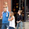 Grande balade familiale pour Jennifer Lopez et ses jumeaux Max et Emme. La star s'est promenée avec ses bambins dans les rues de New York le 30 juin 2014