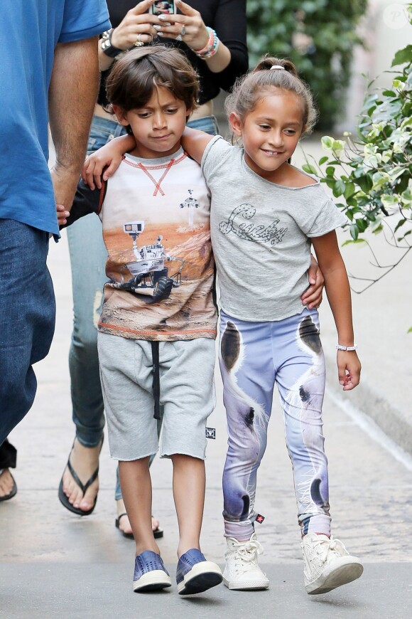 Grande balade familiale pour Jennifer Lopez et ses jumeaux Max et Emme, 5 ans. La star s'est promenée avec ses bambins dans les rues de New York le 30 juin 2014