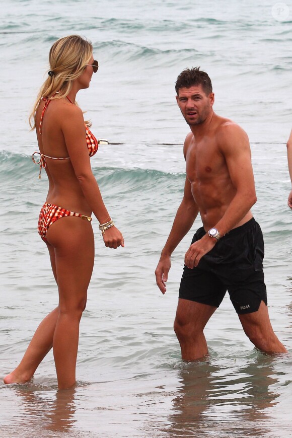 Steven Gerrard, capitaine de l'Angleterre et de Liverpool, profitait de vacances bien méritées en compagnie de son épouse Alex Curran à Ibiza, le 2 juillet 2014