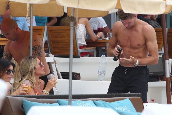 Steven Gerrard, capitaine de l'Angleterre et de Liverpool, profitait de vacances bien méritées en compagnie de son épouse Alex Curran à Ibiza, le 2 juillet 2014