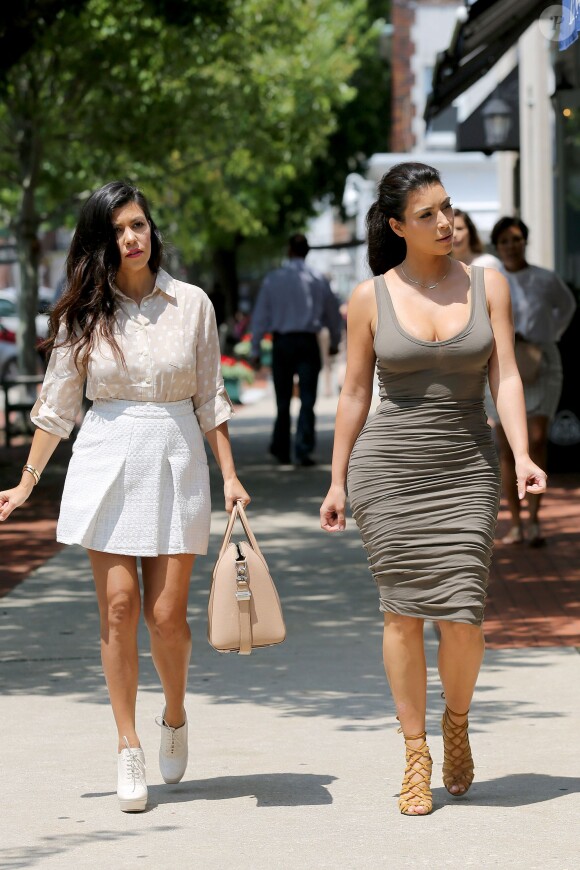 Kim Kardashian accompagnée de ses soeurs Kourtney (enceinte) et Khloe se baladent dans les Hamptons et ont rejoint leur mère Kris Jenner le 2 juillet 2014
