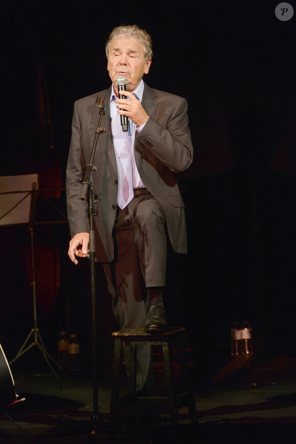 Spectacle intime de Pierre Perret consacré aux chansons de ses débuts à l'occasion de ses 80 ans aux Trois Baudets à Paris, le 16 juin 2014.