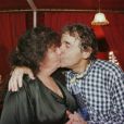 Pierre Perret et on épouse Rébecca dans les coulisses du Casino de Paris, novembre 1996.