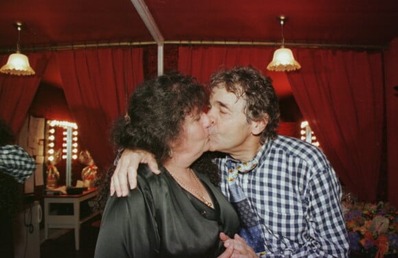 Pierre Perret et on épouse Rébecca dans les coulisses du Casino de Paris, novembre 1996.