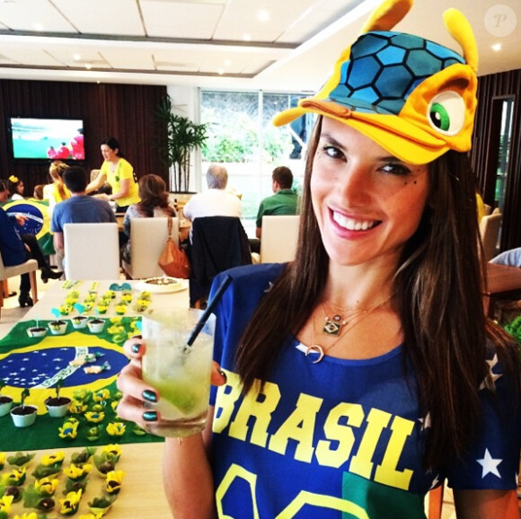 Alessandra Ambrosio dans les rangs pour soutenir le Brésil 