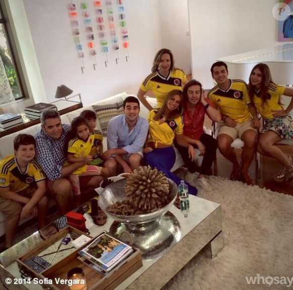 La splendide actrice Sofia Vergara mise sur un maillot de foot cintrée pour soutenir son équipe de Colombie, éliminée par le Brésil