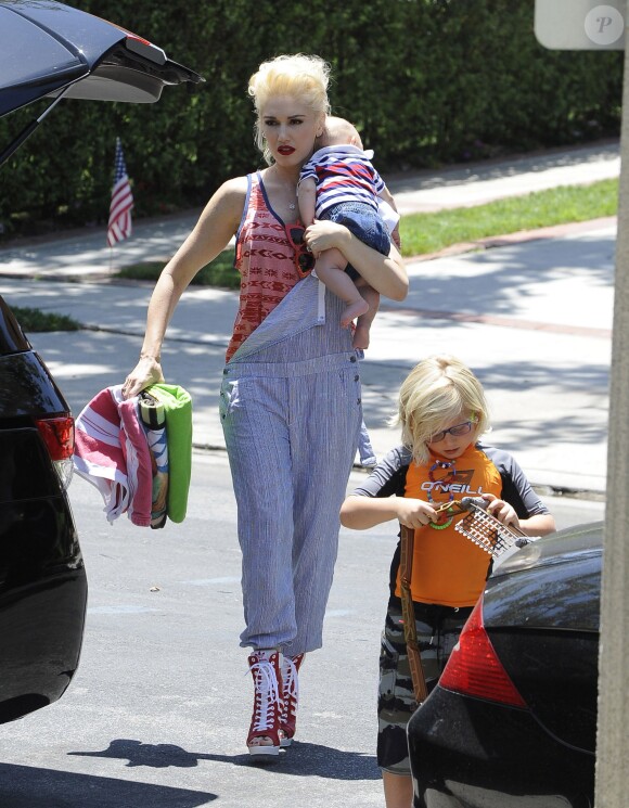 La chanteuse Gwen Stefani s'est rendue chez son père Dennis, à Los Angeles, pour l'anniversaire de ce dernier, le jour de l'Indépendance, avec son mari Gavin Rossdale et leurs enfants, Apollo, Kingston et Zuma, à Los Angeles, le 4 juillet 2014.