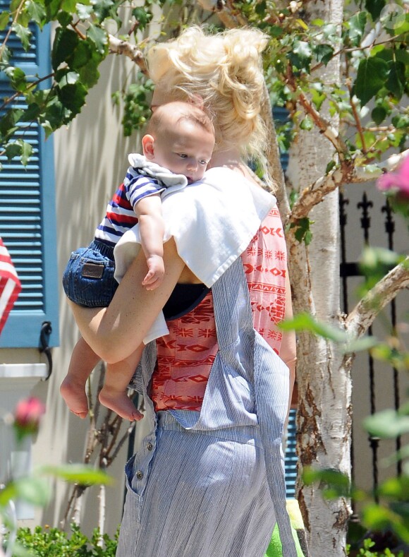 Gwen Stefani s'est rendue chez son père Dennis, à Los Angeles, pour l'anniversaire de ce dernier, le jour de l'Indépendance, avec son mari Gavin Rossdale et leurs enfants, Apollo, Kingston et Zuma, à Los Angeles, le 4 juillet 2014.