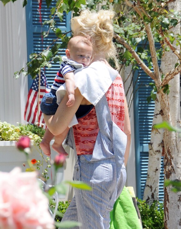 Gwen Stefani s'est rendue chez son père Dennis, à Los Angeles, pour l'anniversaire de ce dernier, le jour de l'Indépendance, avec son mari Gavin Rossdale et leurs enfants, Apollo, Kingston et Zuma, à Los Angeles, le 4 juillet 2014.