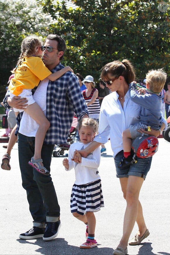 Ben Affleck et Jennifer Garner en compagnie de leurs enfants Violet, Seraphina et Samuel, ont assisté à la parade Independence Day à Los Angeles, le 04 Juillet 2014.