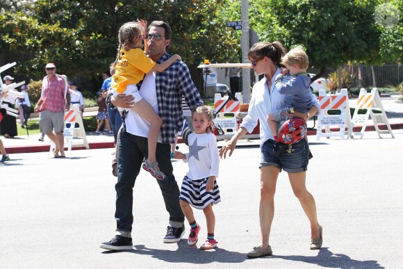 Ben Affleck et Jennifer Garner en compagnie de leurs enfants Violet, Seraphina et Samuel, ont assisté à la parade Independence Day à Los Angeles, le 04 Juillet 2014.