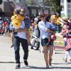 Ben Affleck et Jennifer Garner en compagnie de leurs enfants Violet, Seraphina et Samuel, ont assisté à la parade Independence Day à Los Angeles, le 04 Juillet 2014.