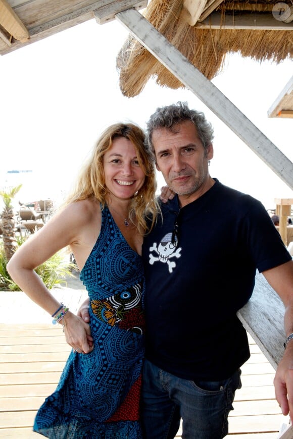 Manuel Gélin et sa compagne Juliette Meyniac sur la plage Bianca lors du 11ème festival "Les Hérault du cinéma et de la télé 2014" au Cap d'Agde, le 5 juillet 2014.