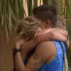 Adixia en larmes dans les bras de Paga - "Les Ch'tis vs Les Marseillais" sur W9. Episode du 7 juillet 2014.