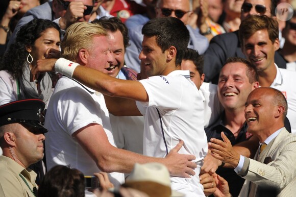 Novak Djokovic dans les bras de Boris Becker après sa victoire en finale de Wimbledon, face à Roger Federer, le 6 juillet 2014 à Londres